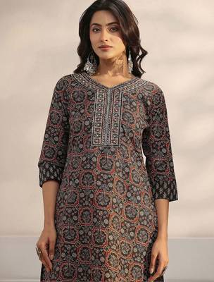 women ethnic motifs printed regular kurta with trousers & with dupatta 7
