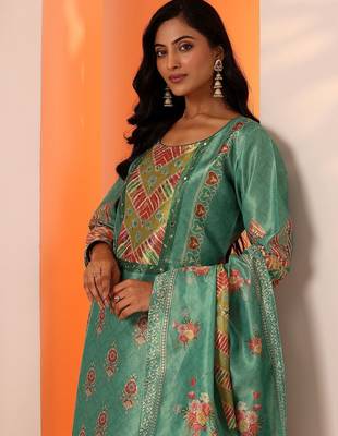 women ethnic motifs printed kurta with trouser & dupatta 2