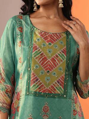women ethnic motifs printed kurta with trouser & dupatta 3