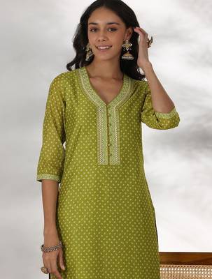 women bandhani printed regular sequinned kurta with trousers & with dupatta 3
