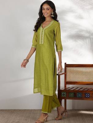 women bandhani printed regular sequinned kurta with trousers & with dupatta 4
