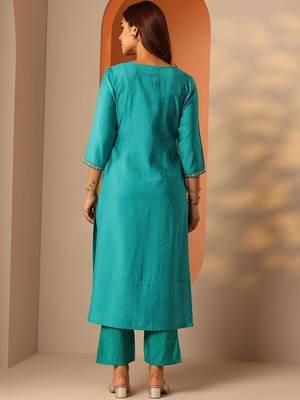 women ethnic motifs embroidered regular thread work kurta with trousers 3