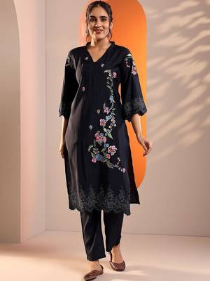 women floral embroidered regular thread work kurta with trousers 1
