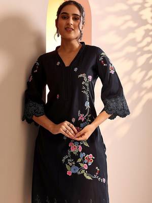 women floral embroidered regular thread work kurta with trousers 2