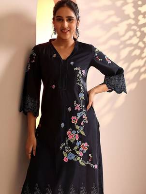 women floral embroidered regular thread work kurta with trousers 3