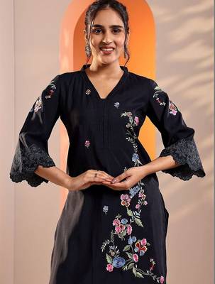 women floral embroidered regular thread work kurta with trousers 5