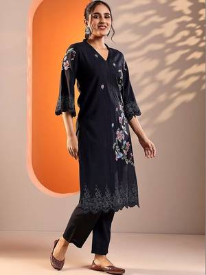 women floral embroidered regular thread work kurta with trousers 7