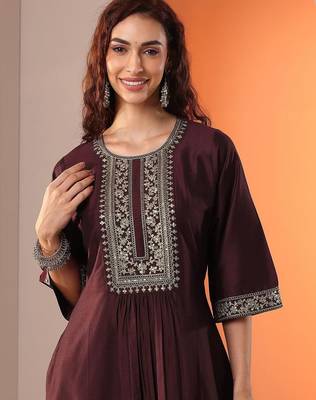 women floral yoke design pleated regular kurta with trousers 2