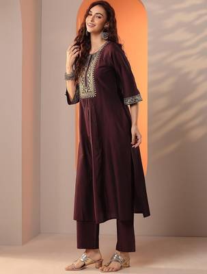 women floral yoke design pleated regular kurta with trousers 3