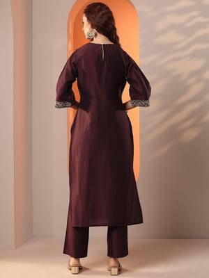 women floral yoke design pleated regular kurta with trousers 4