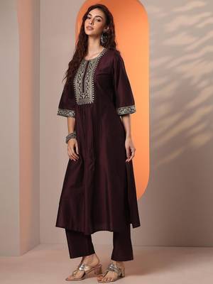 women floral yoke design pleated regular kurta with trousers 6