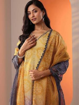 women ethnic motifs printed regular kurta with trousers & with dupatta 6