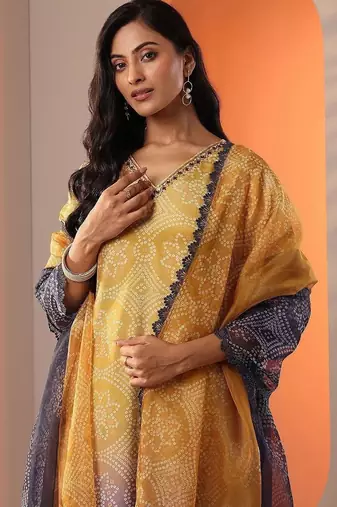 women ethnic motifs printed regular kurta with trousers & with dupatta