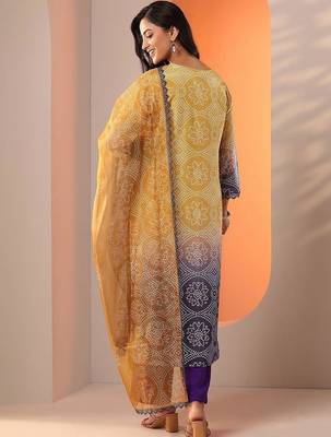 women ethnic motifs printed regular kurta with trousers & with dupatta 7