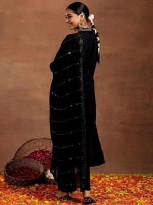 floral embroidered kurta with trouser & dupatta 5
