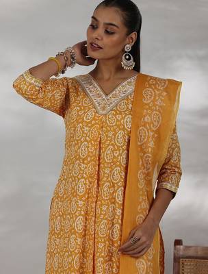 paisley printed thread work v-neck  cotton kurta with trouser & dupatta 2