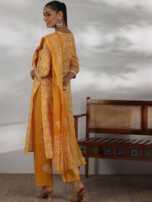 paisley printed thread work v-neck  cotton kurta with trouser & dupatta 4