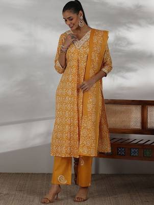 paisley printed thread work v-neck  cotton kurta with trouser & dupatta 5