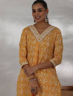 paisley printed thread work v-neck  cotton kurta with trouser & dupatta 6