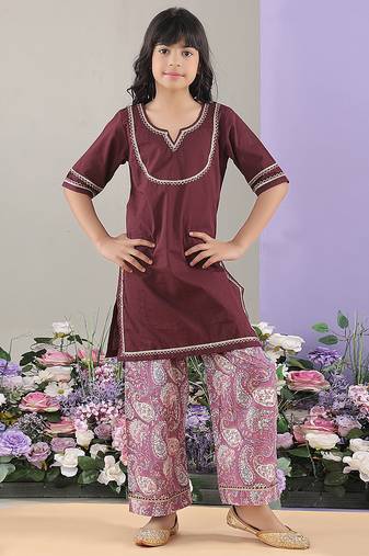 Maroon solid cotton kurta with pink paisley printed cotton trouser set
