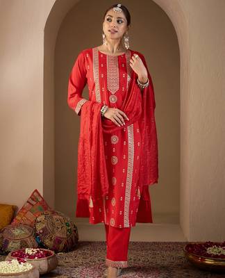 Red embroidered silk kurta trouser dupatta set 4
