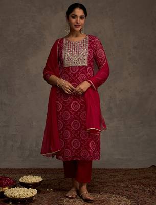 Pink printed georgette kurta trouser dupatta set 4