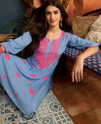women ethnic motifs embroidered regular thread work kurta with trousers 2