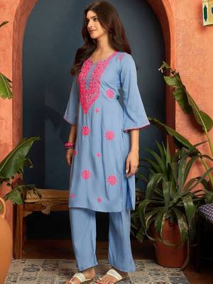 women ethnic motifs embroidered regular thread work kurta with trousers 3