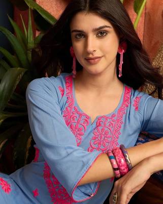 women ethnic motifs embroidered regular thread work kurta with trousers 4