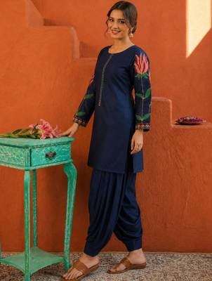 women floral embroidered regular thread work kurta with patiala 2