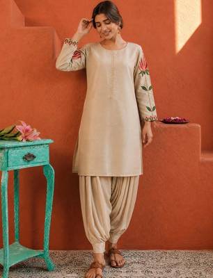 women floral embroidered regular thread work kurta with patiala 1