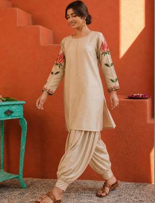 women floral embroidered regular thread work kurta with patiala 2