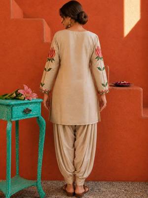 women floral embroidered regular thread work kurta with patiala 6