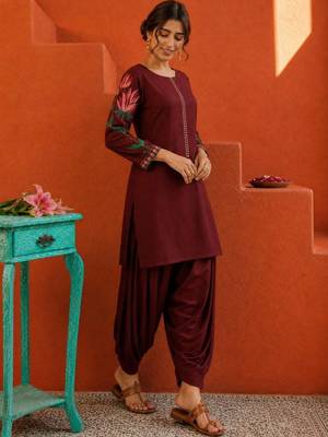 women floral embroidered regular thread work kurta with patiala 2