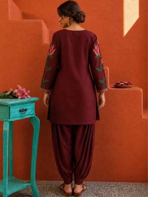 women floral embroidered regular thread work kurta with patiala 7