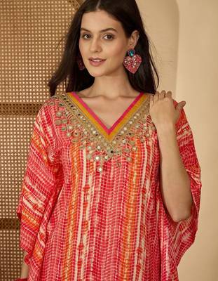 women printed regular mirror work kurta with trousers 5