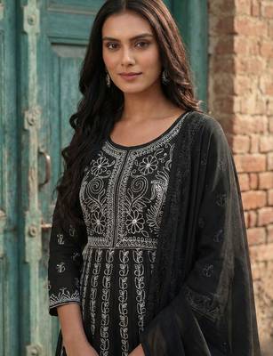women ethnic motifs embroidered regular thread work kurta with trousers & with dupatta 2