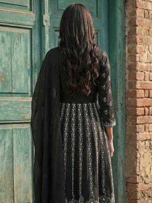 women ethnic motifs embroidered regular thread work kurta with trousers & with dupatta 3