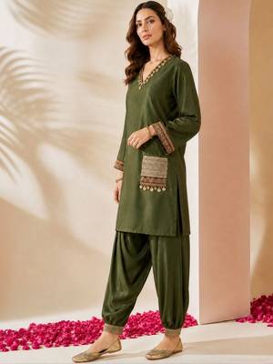 women ethnic motifs embroidered regular thread work kurta with patiala 2