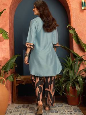 women colourblocked regular kurti with trousers 4