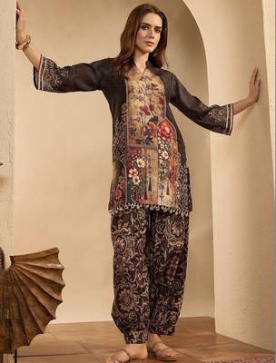 women ethnic motifs printed regular kurta with patiala 1