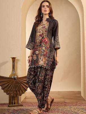 women ethnic motifs printed regular kurta with patiala 3