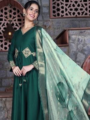 women ethnic motifs embroidered regular patchwork kurta with palazzos & with dupatta 2
