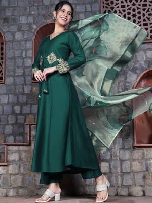 women ethnic motifs embroidered regular patchwork kurta with palazzos & with dupatta 3