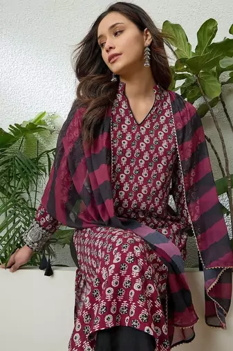 women ethnic motifs printed thread work kurta with trousers & with dupatta