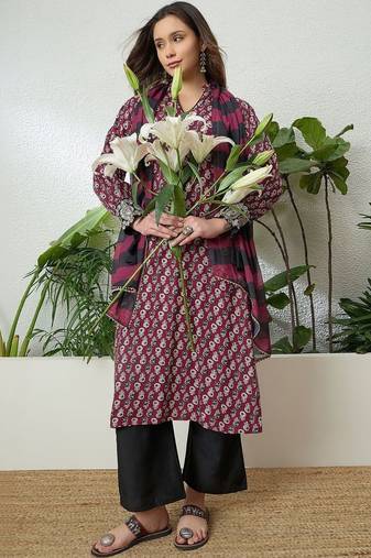 women ethnic motifs printed thread work kurta with trousers & with dupatta