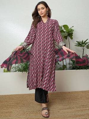 women ethnic motifs printed thread work kurta with trousers & with dupatta 6