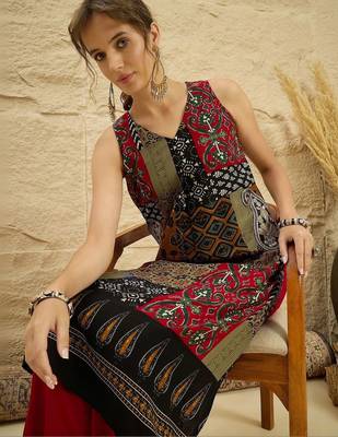 women ethnic motifs printed regular sequinned kurta with trousers 1