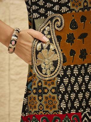 women ethnic motifs printed regular sequinned kurta with trousers 3