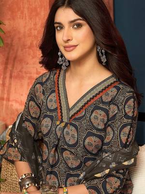 women ethnic motifs printed regular zardozi  cotton kurta with palazzos & with dupatta 3